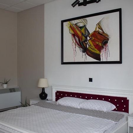 Yox Apartment 1 Oradea Εξωτερικό φωτογραφία