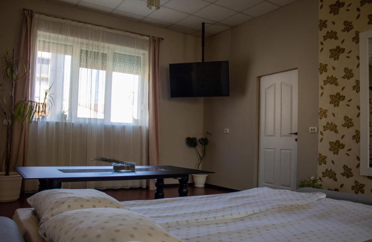 Yox Apartment 1 Oradea Εξωτερικό φωτογραφία